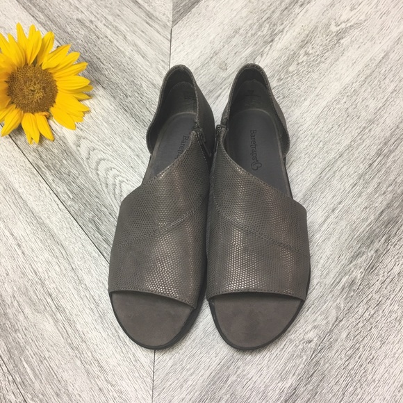 Baretraps | Sedina Gray Cut Out Flat Sandals - Picture 5 of 7